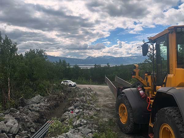 En grävmaskin i ett grustag