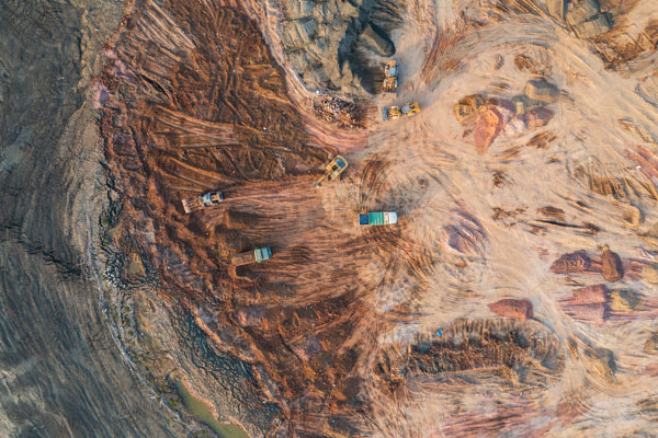 Maskiner som arbetar i ett grustag