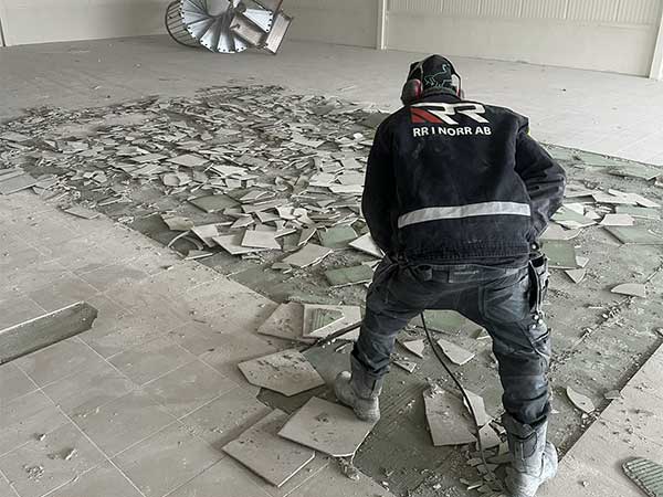 Person som river upp ett golv