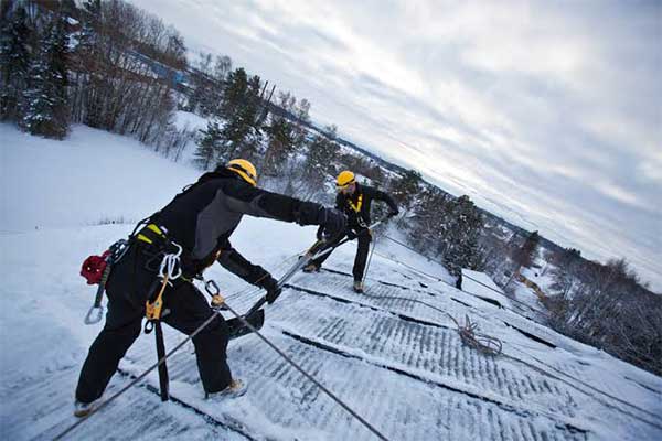Några personer som skottar snö