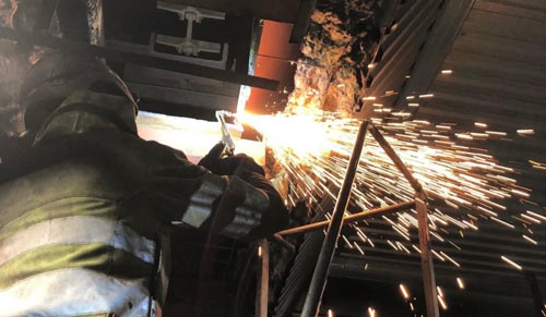 En person som svetsar