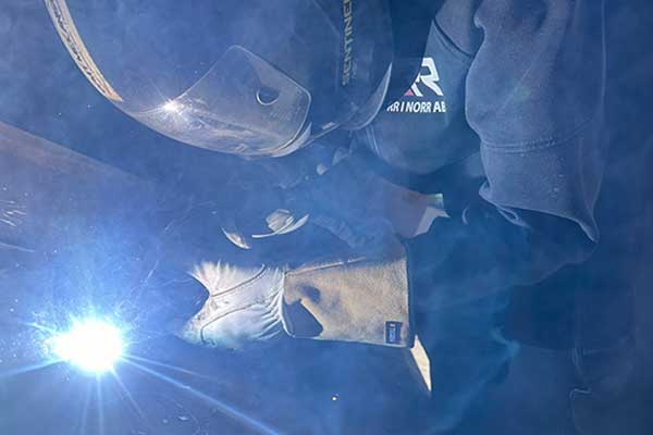 En person som svetsar